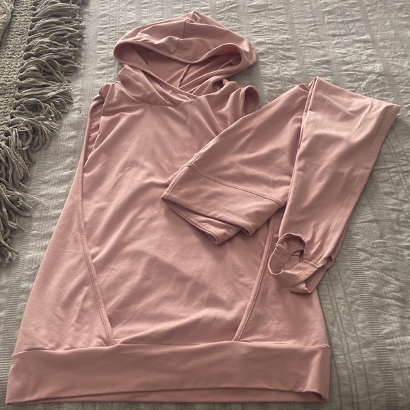 Kittenish by Jessie James Decker workout outfit - Picture 2 of 5